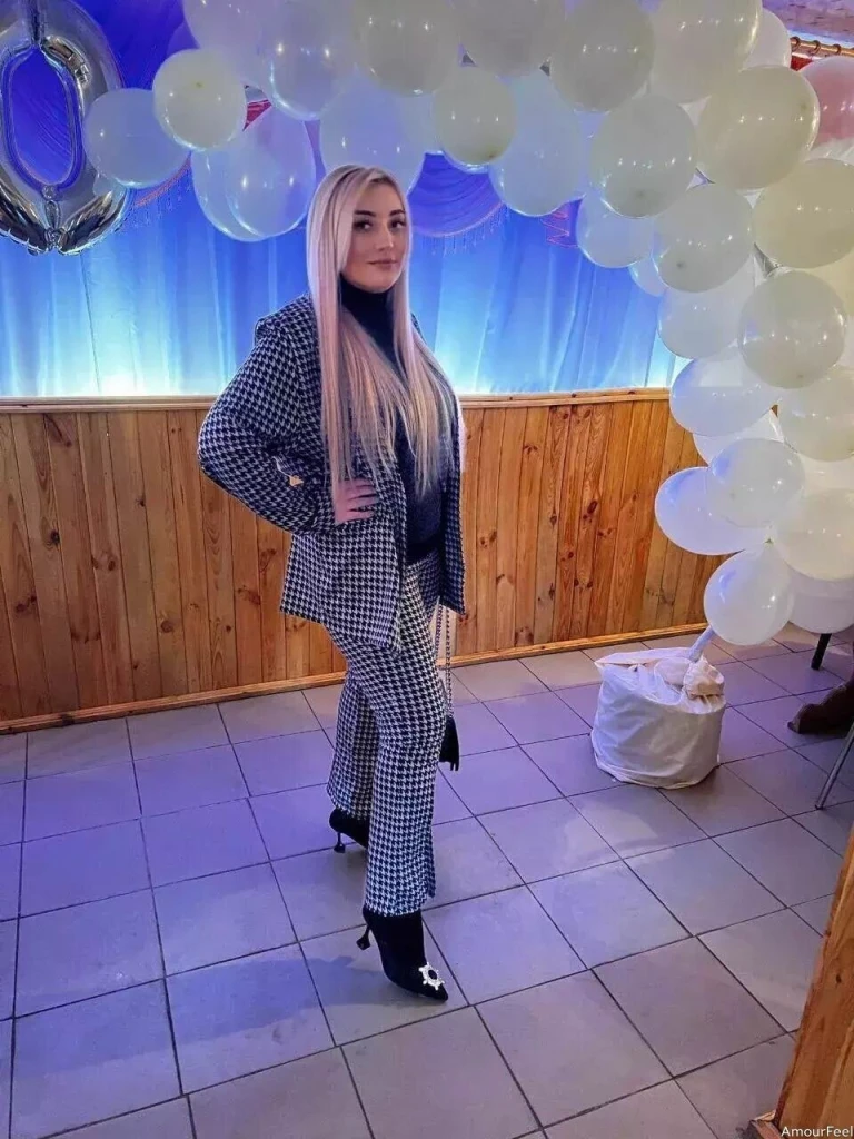 Larysa Profile image 2