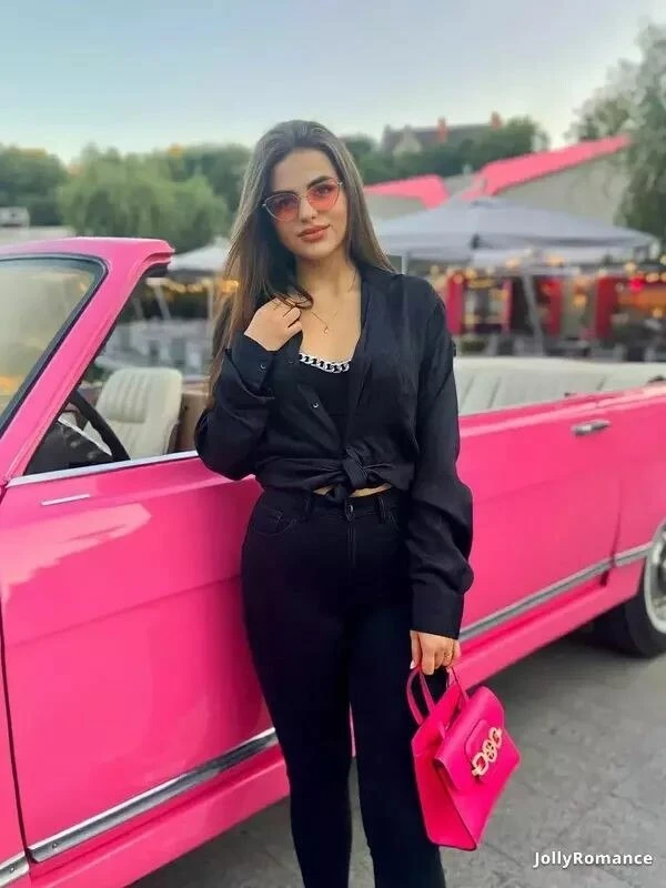 Nina Profile image 2