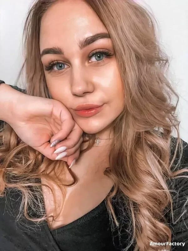 Julia, 19