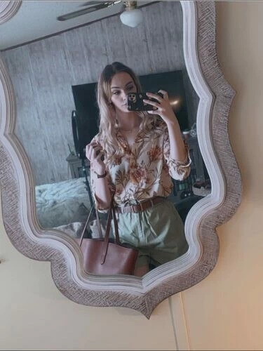 Ella Maiiie, 21