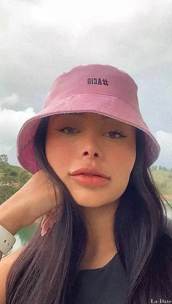 Vanessa, 23