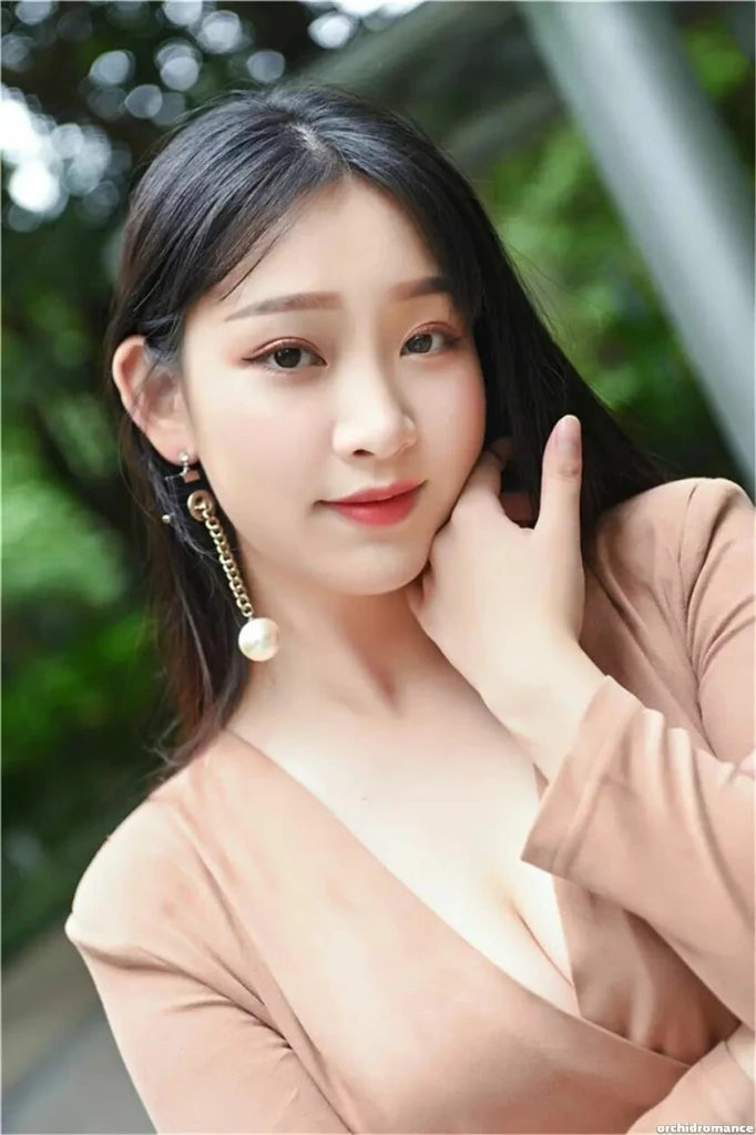 Elaine Profile image 1